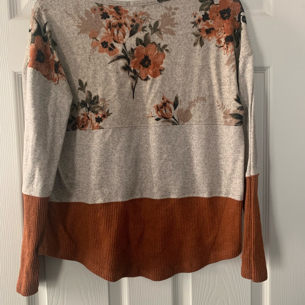 Woman’s flowered Top - Picture 2 of 3